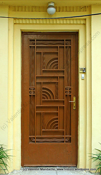 Motivul valurilor oceanului intr-un design de usa Art Deco bucuresteana