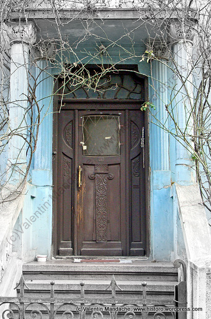 Usa in stil Art Nouveau “clasic” a unei case neoromanesti din anii 1920