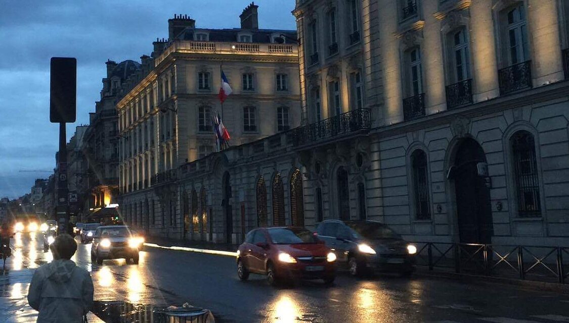O viață anostă ducând, în drumul spre casă fluier
