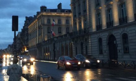 O viață anostă ducând, în drumul spre casă fluier