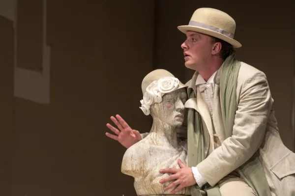 Ionuţ Cornilă: „Sper ca pe viitor teatrul social să ia amploare, fiindcă un artist, ca să fie complet, trebuie să se implice şi în viaţa societăţii, să spună ceva despre lumea în care trăieşte.”