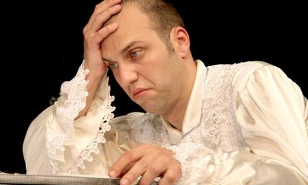 Horia Veriveş: „Când sunt pe scenă, când simt publicul că respiră odată cu mine, râde odată cu mine, suferă alături de mine, atunci, da, iubesc meseria de actor.”