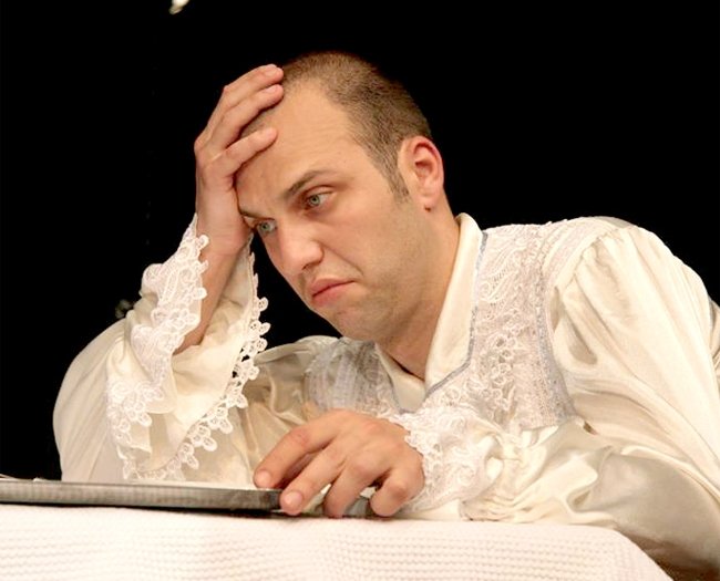 Horia Veriveş: „Când sunt pe scenă, când simt publicul că respiră odată cu mine, râde odată cu mine, suferă alături de mine, atunci, da, iubesc meseria de actor.”