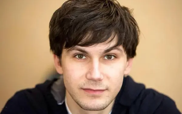 Dumitru Georgescu: „Întotdeauna repet desculț. Îmi place să simt podeaua scenei.”