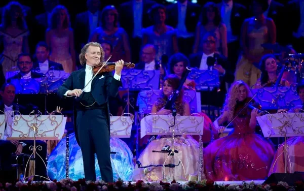 Regele valsului, André Rieu va urca pe scena din Piața Constituției, pentru prima dată, în data de 5 iunie