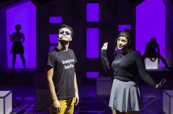 „Pisica verde”, spectacol în stilul silent disco, se joacă în premieră la Festivalul Internațional de Teatru pentru Publicul Tânăr de la Iași