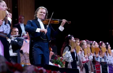 André Rieu a primit „Premiul Internaţional – Prietenii României” în cadrul Galei Premiilor de Excelenţă „Om între oameni”