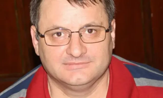 Dacă în literatură autorul e Dumnezeu, în presă reporterul e Iisus. Nu naște oameni, umblă printre ei și îi înțelege