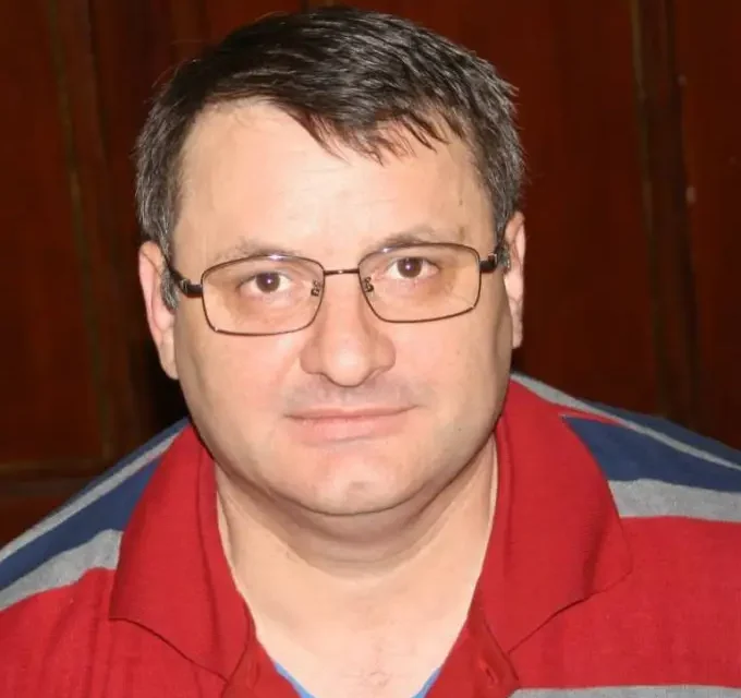 Dacă în literatură autorul e Dumnezeu, în presă reporterul e Iisus. Nu naște oameni, umblă printre ei și îi înțelege