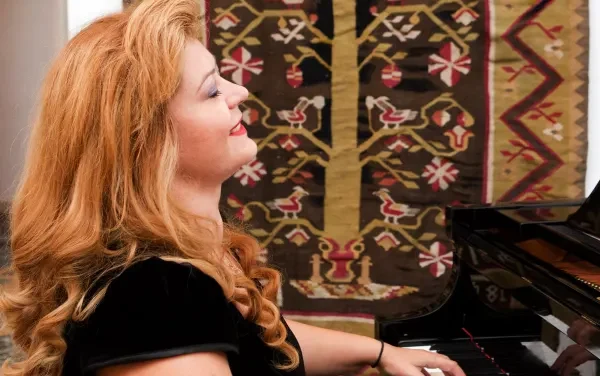 Ioana Maria Lupaşcu: „Nebunia cu care iubesc viaţa se aude expansiv în ceea ce cânt eu”