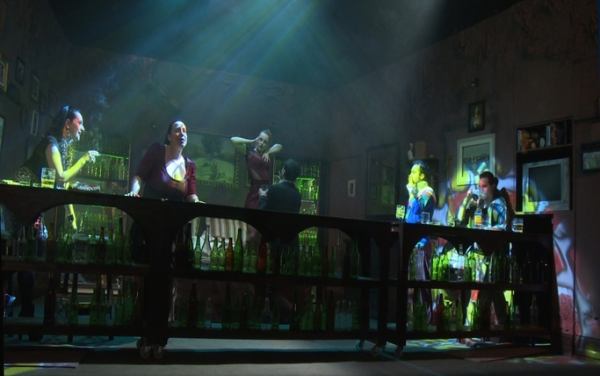 Necazuri în Paradis: „Sunt al dracu’de fericită! Încă o vodcă!”