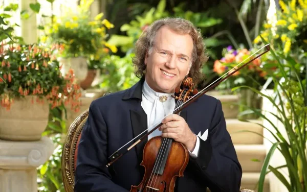 Marele violonist André Rieu și Carrefour România se întâlnesc la București pentru a face o donație victimelor incendiului din Colectiv