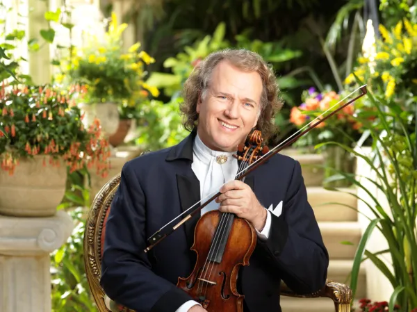 Marele violonist André Rieu și Carrefour România se întâlnesc la București pentru a face o donație victimelor incendiului din Colectiv