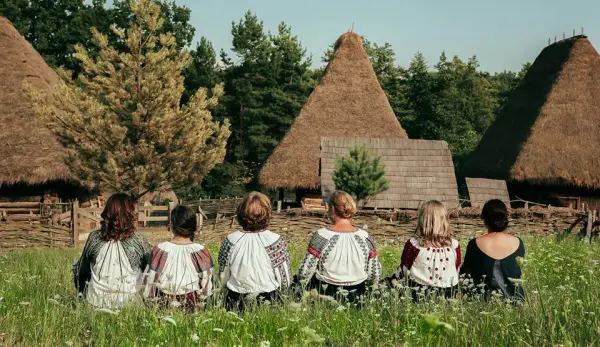 Peste 2000 de oameni sunt așteptați la hora de Sânziene, care deschide Sărbătoarea Internațională a Iei la Sibiu