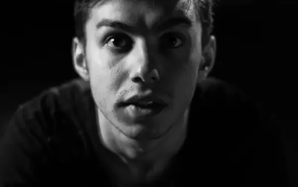 Alin Potop: Am nevoie de teatru pentru că mă face să trăiesc într-un „acum” esenţializat, plin de adevăr şi magie, care îţi îmbogăţeşte fiinţa şi o vindecă.