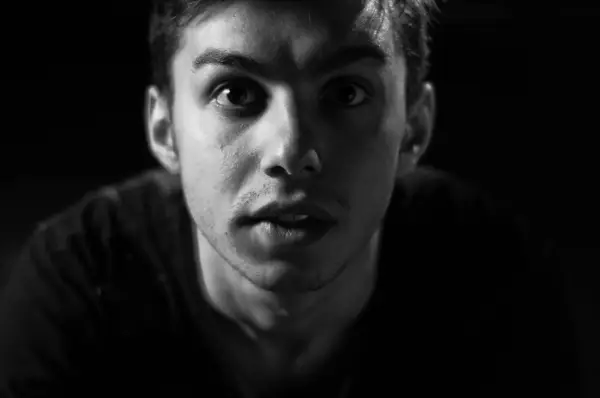 Alin Potop: Am nevoie de teatru pentru că mă face să trăiesc într-un „acum” esenţializat, plin de adevăr şi magie, care îţi îmbogăţeşte fiinţa şi o vindecă.