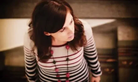 Elise Wilk: „Oamenilor le plac, mai ales, poveștile care vorbesc despre ei, în care se regăsesc. Secretul e să pui ceva din tine în fiecare poveste pe care o spui.”