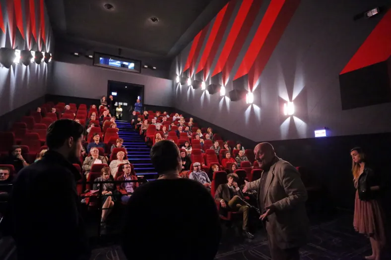 Filmul premiat al lui Radu Jude, Inimi cicatrizate, a fost proiectat în avanpremeiră națională