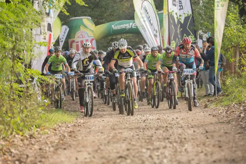 Sute de ciclişti uniţi pentru recuperarea copiilor cu autism, la Rocket Bike Fest VII!
