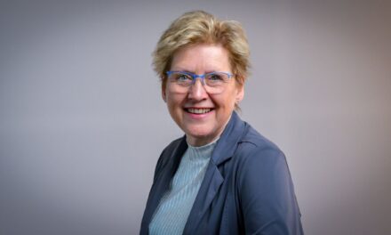 Colette de Bruin: „Loialitatea părintelui față de copil oferă o capacitate semnificativă de adaptare în întâmpinarea stressului și autismului.”