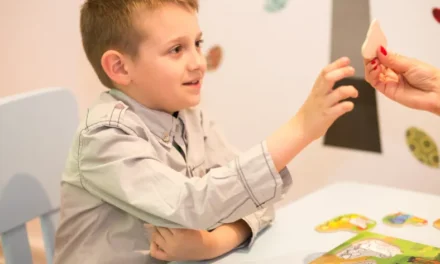 Al patrulea an de terapie gratuită pentru copiii cu autism prin Programul Help Autism „Părinte pentru Părinte”