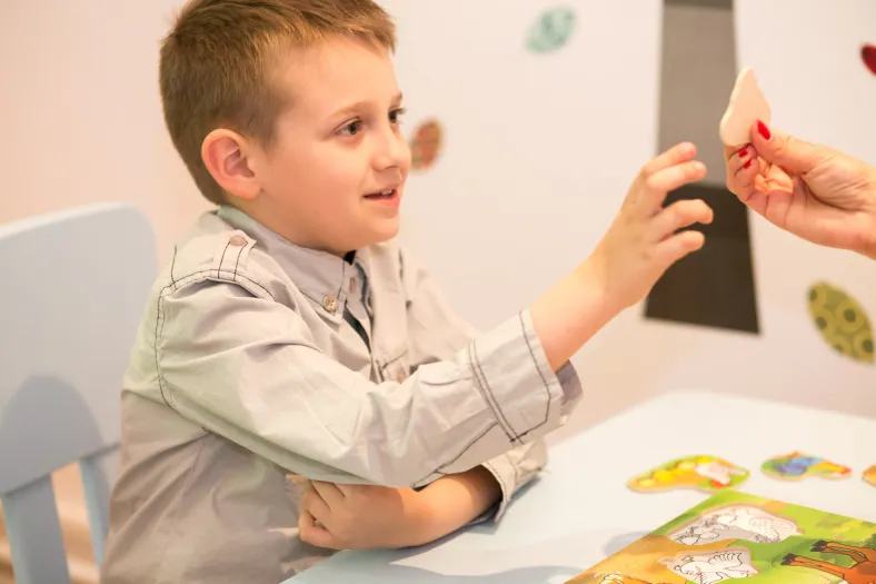 Al patrulea an de terapie gratuită pentru copiii cu autism prin Programul Help Autism „Părinte pentru Părinte”