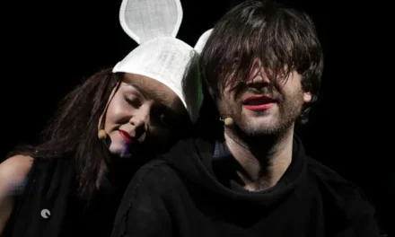 De ce nu o duci la o prăjitură și o cafea bună, după teatru?