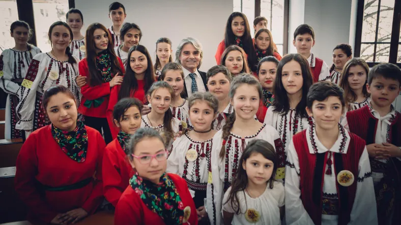 Coruri de copii români, romi și maghiari, pe aceeași scenă la Concertul Extraordinar de Ziua Madrigalului