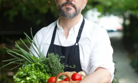 „Fericirea e un ac de siguranță”, prima carte a lui Răzvan Exarhu, va apărea la Curtea Veche Publishing
