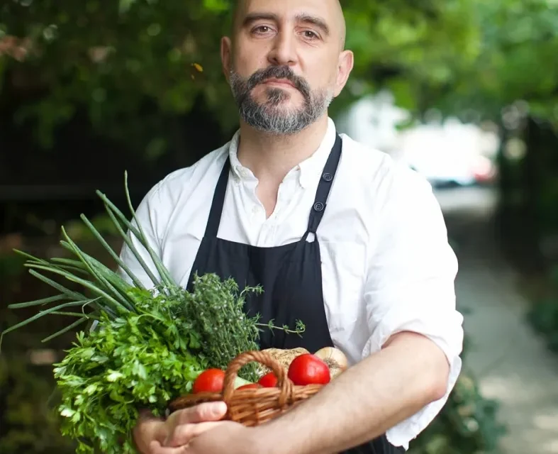 „Fericirea e un ac de siguranță”, prima carte a lui Răzvan Exarhu, va apărea la Curtea Veche Publishing