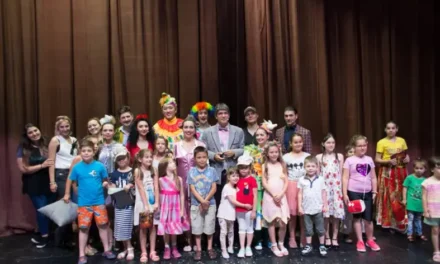 Peste 2000 de copii și părinți, oaspeți entuziaști ai stagiunii Operei Comice pentru Copii la Arad