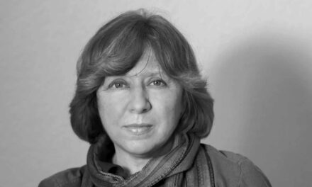 Svetlana Aleksievici își amână venirea în România