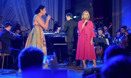 Andra a cântat alături de Andreea Esca, Andi Moisescu, Luminița Anghel, Călin Goia și Alex Velea pe scena Ateneului Român în beneficiul Hope and Homes for Children