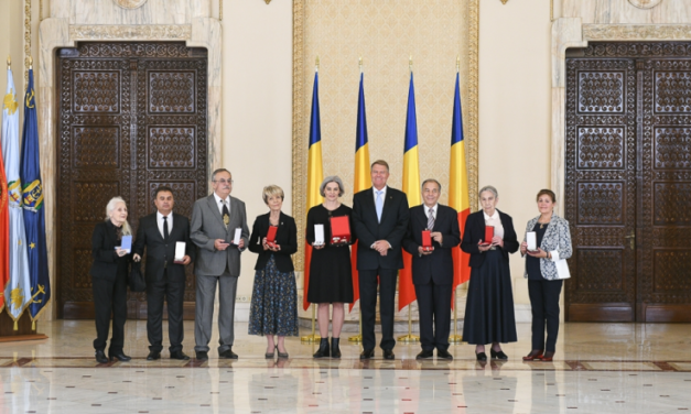 Decorații pentru Teatrul Evreiesc de Stat din partea Președintelui României