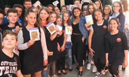 Asociația Curtea Veche donează mii de cărți esențiale liceelor din România