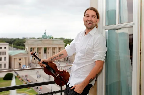 Violonistul David Garrett salută fanii din România!