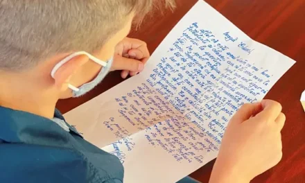 Personalități ale României au trimis elevilor scrisori scrise de mână  la începutul unui an școlar special