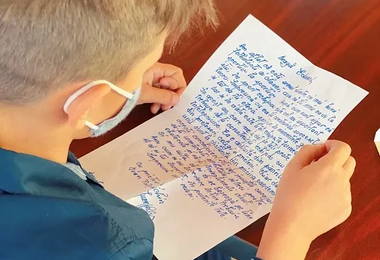 Personalități ale României au trimis elevilor scrisori scrise de mână  la începutul unui an școlar special