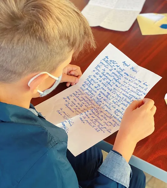Personalități ale României au trimis elevilor scrisori scrise de mână  la începutul unui an școlar special