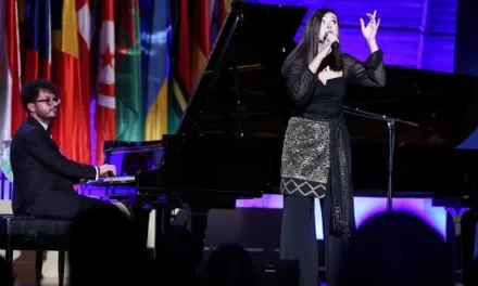 Ritmuri de jazz românesc au surprins asistenţa la Marea Sală UNESCO, cu ocazia alegerii ambasadoarei României, excelența sa doamna Simona Miculescu, în funcția de președinte al UNESCO