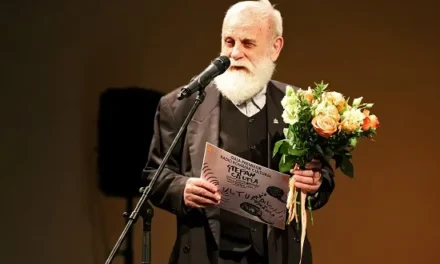 Ștefan Câlția desenează diplomele Galei Premiilor Radio România Cultural 2024