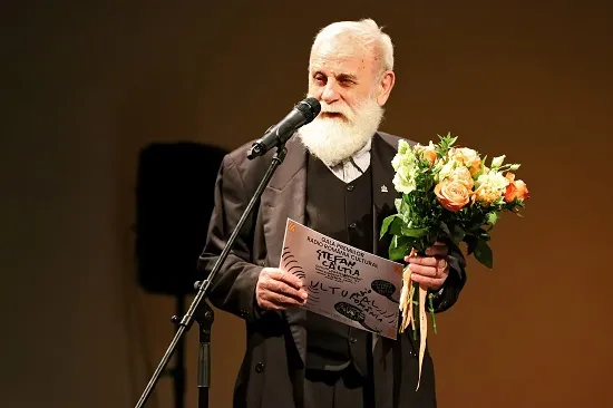 Ștefan Câlția desenează diplomele Galei Premiilor Radio România Cultural 2024