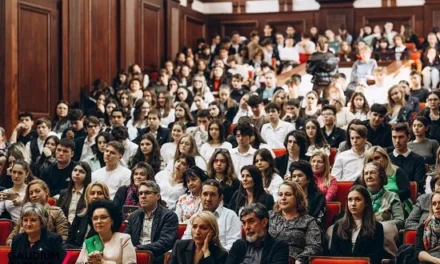 Răzvan Stoica aduce vioara Stradivarius în colegiile din București, în cadrul proiectului „Un Stradivarius în școli”