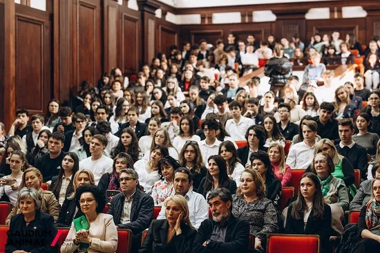 Răzvan Stoica aduce vioara Stradivarius în colegiile din București, în cadrul proiectului „Un Stradivarius în școli”