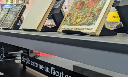 „Cărțile care ne-au făcut oameni” – expoziție de carte rară la standul Republicii Moldova, țara invitată de onoare la Bookfest 2024