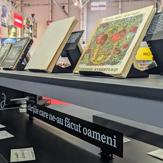 „Cărțile care ne-au făcut oameni” – expoziție de carte rară la standul Republicii Moldova, țara invitată de onoare la Bookfest 2024