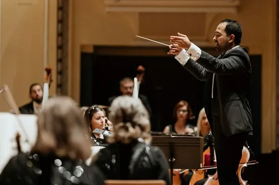 Dirijorul Alexandru Ilie și Filarmonica Pitești în premieră în China