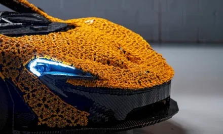 Lando Norris pe circuitul Silverstone într-un McLaren P1™ LEGO® Technic™ în mărime naturală