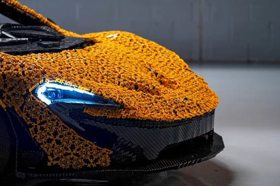 Lando Norris pe circuitul Silverstone într-un McLaren P1™ LEGO® Technic™ în mărime naturală