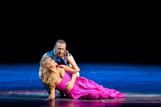 Iulia Isaev şi Daniel Magdal în „Manon Lescaut” – premiera Anului Puccini care deschide Stagiunea 2024 – 2025 a Operei bucureștene